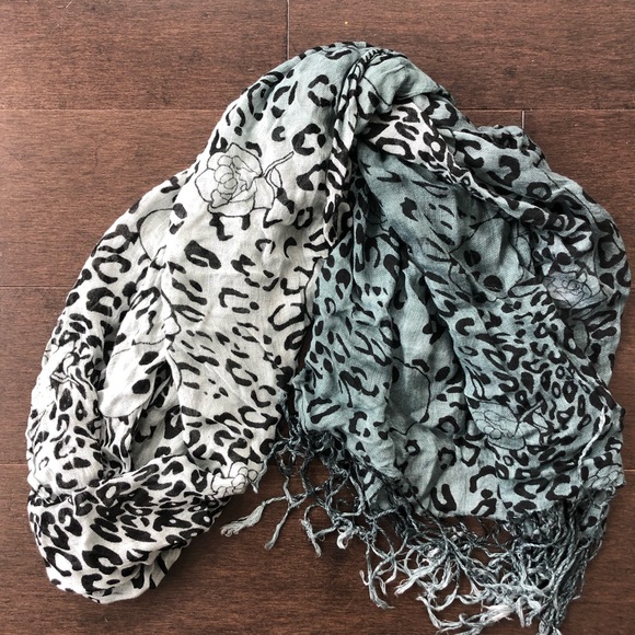 Ombré soft skull scarf with tassels - Picture 1 of 4